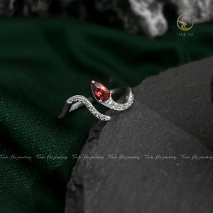 Nhẫn bạc hình rắn cách điệu đính đá Garnet thiên nhiên