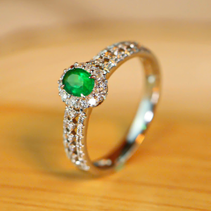 Nhẫn bạc bàn dày đính đá Diopside oval