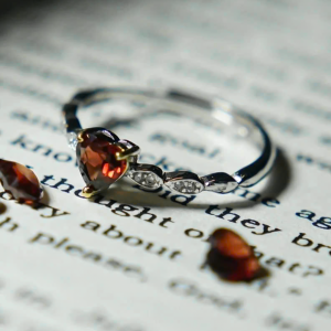Nhẫn bạc đính đá Garnet mặt trái tim