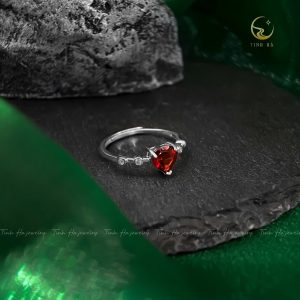 Nhẫn bạc đính đá Garnet mặt trái tim